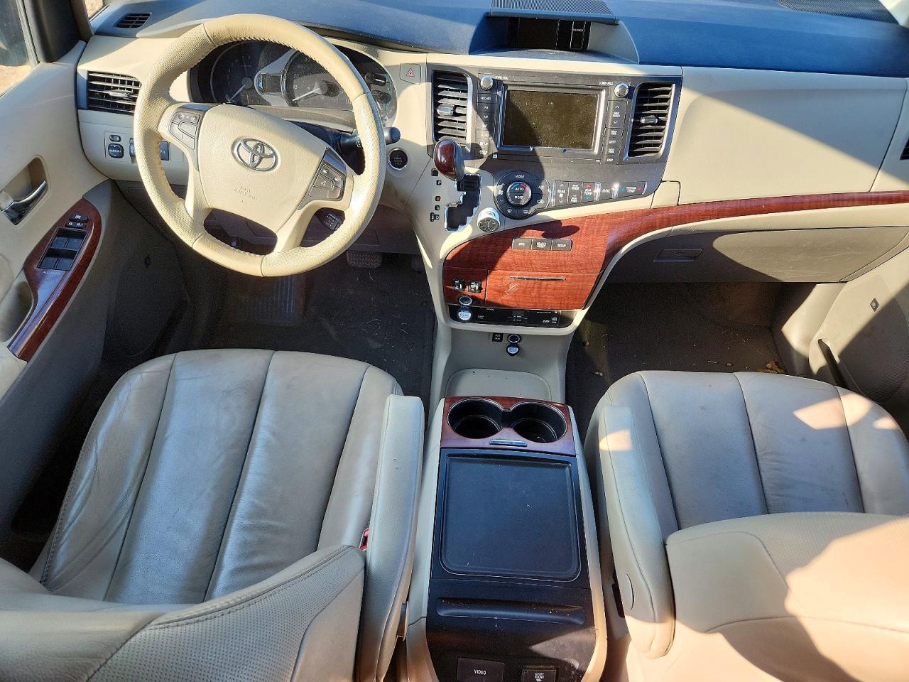 2014 Toyota Sienna xle 8-passenger