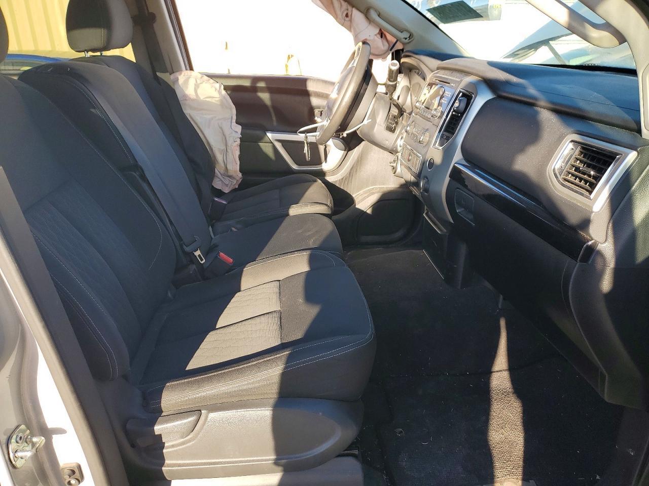 2017 Nissan Titan SV