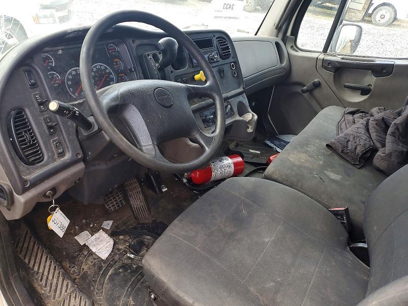 2020 Freigliner 2020 Freightliner Business Class M2 BOX Truck