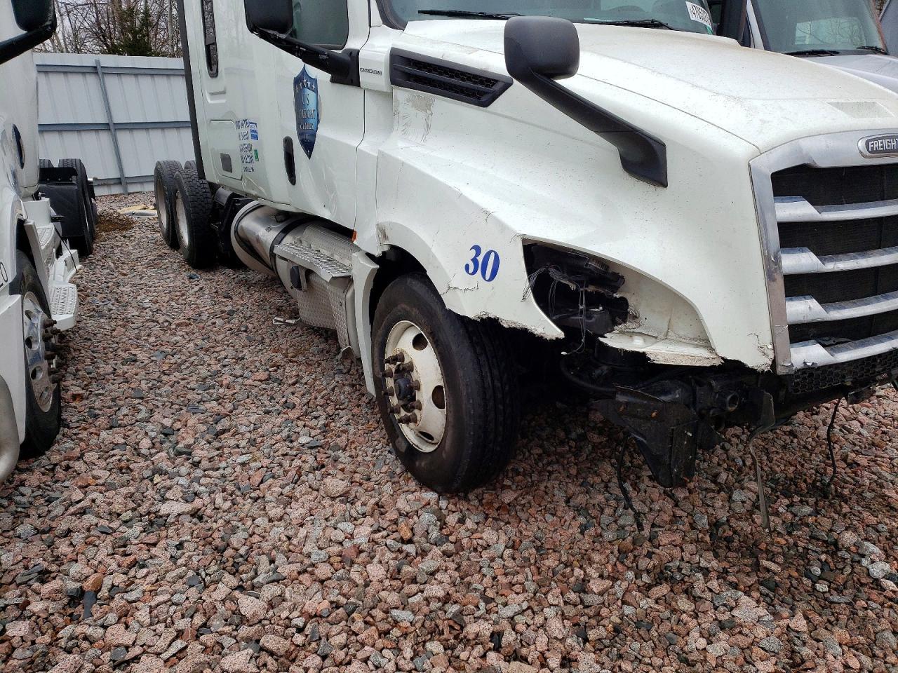 2020 Freigliner 2020 Freightliner Cascadia 126 Semi Truck
