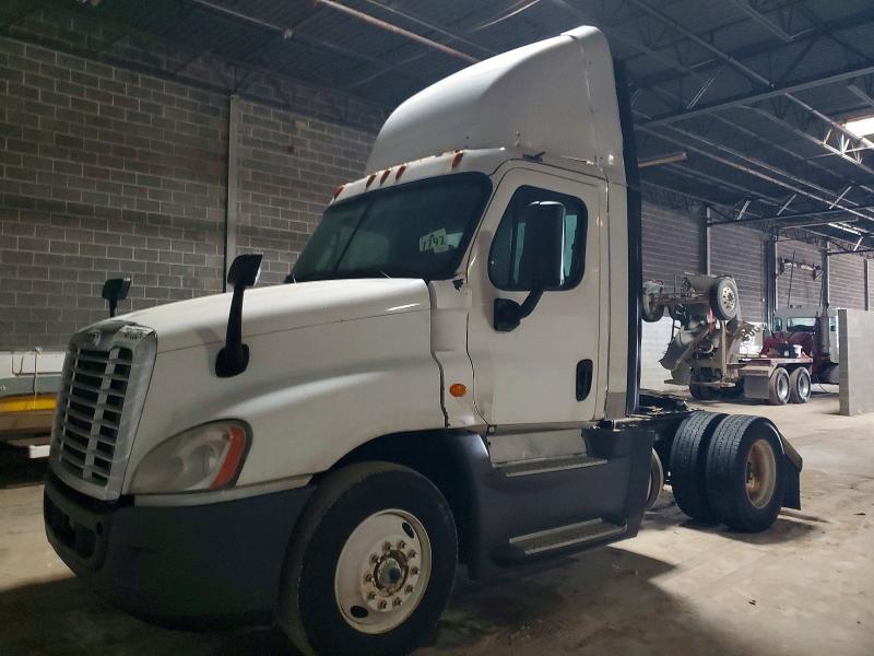 2016 Freightliner Cascadia 125 Semi Truck