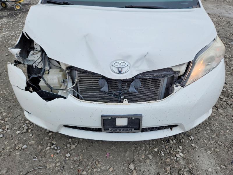 2014 Toyota Sienna xle 8-passenger