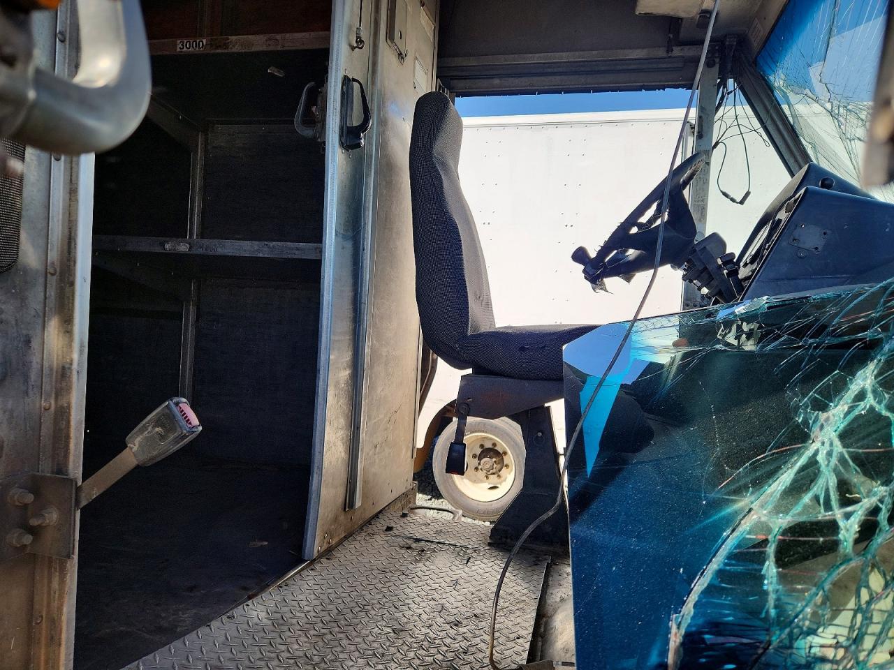 2005 Utility VS2RA Delivery Truck