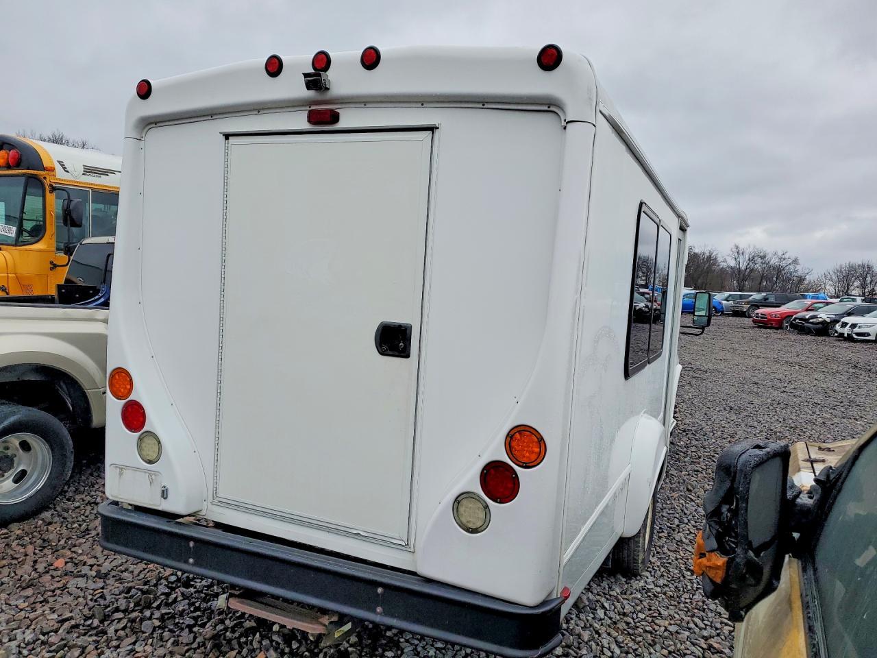 2015 Ford Econoline E350 Super Duty Cutaway Van