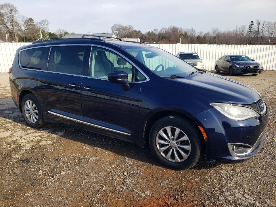 2017 Chrysler Pacifica Touring l