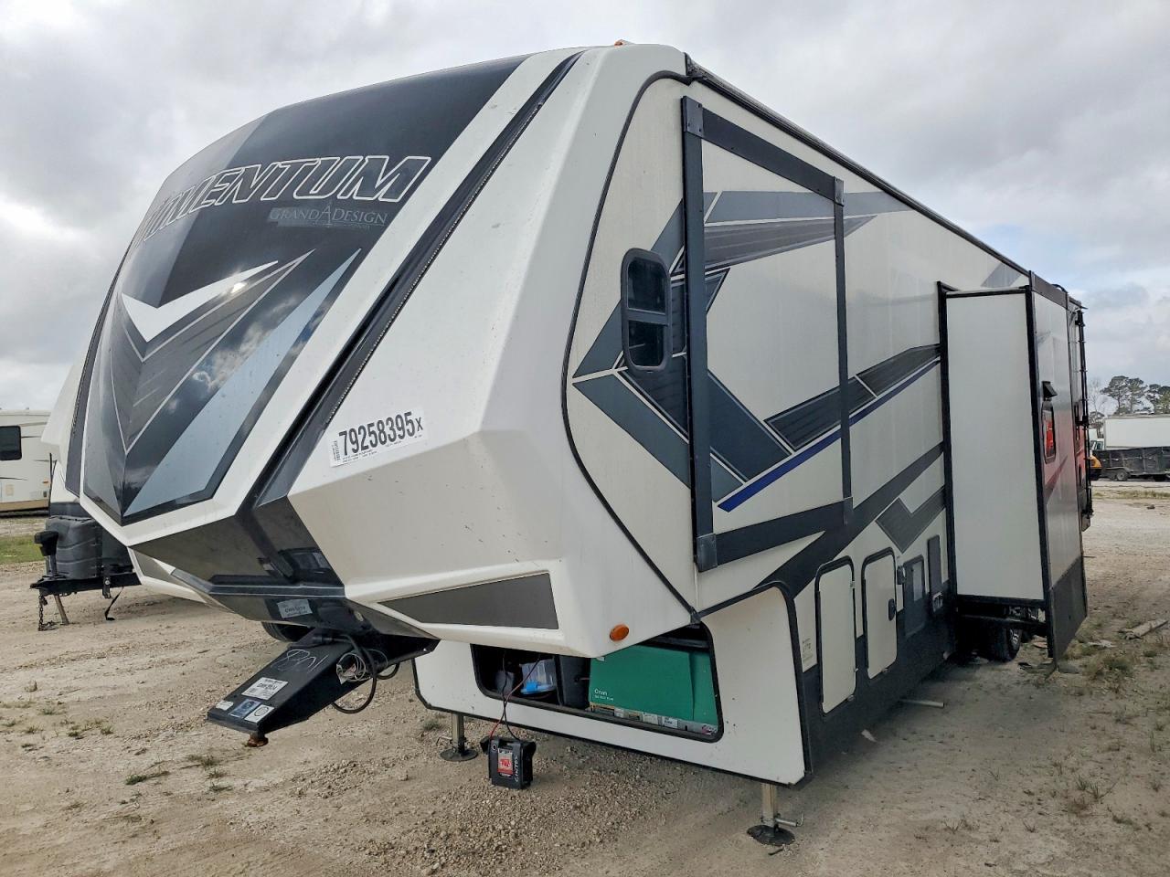 2021 Momentum 2021 Grand Design Momentum Camper