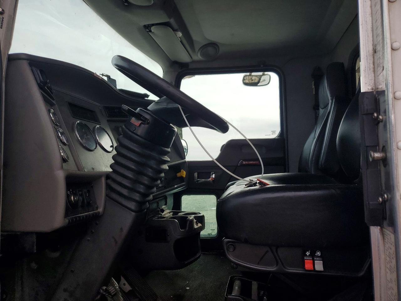 2017 Kenworth T330 BOX Truck