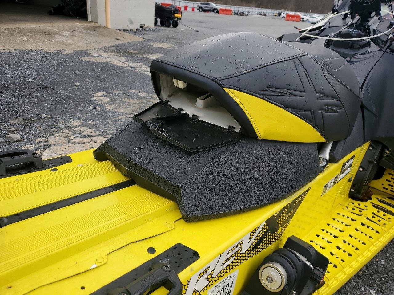 2015 Skidoo Snowmobile