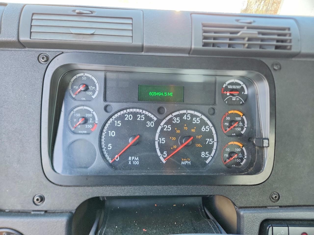 2016 Freightliner Cascadia 125 Semi Truck