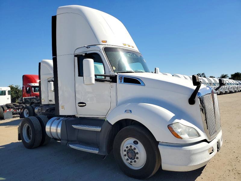 2016 Kenworth T680 Semi Truck