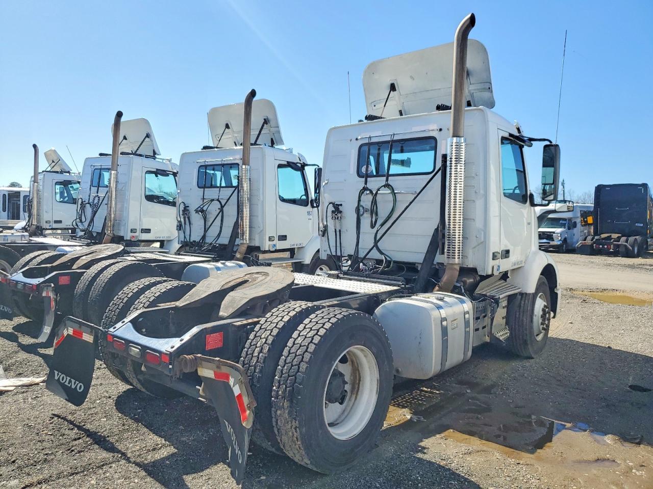 2019 Volvo VNR-Semi Truck