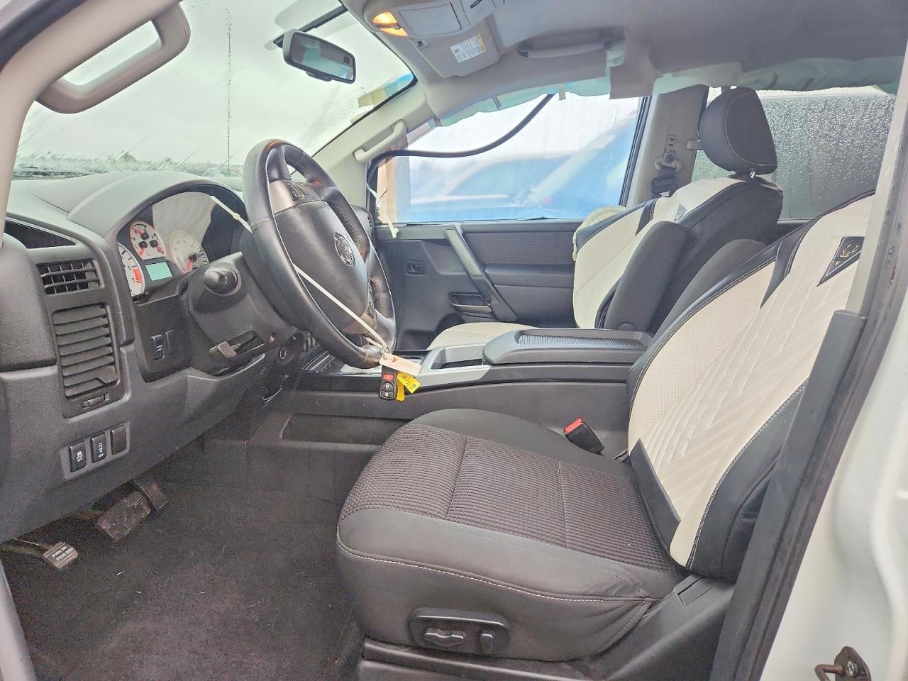 2013 Nissan Titan SV