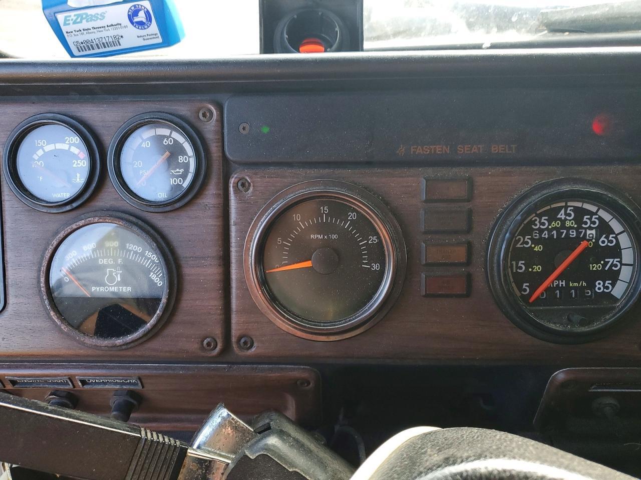 1998 Freigliner 1998 Freightliner FLD120 Semi Truck