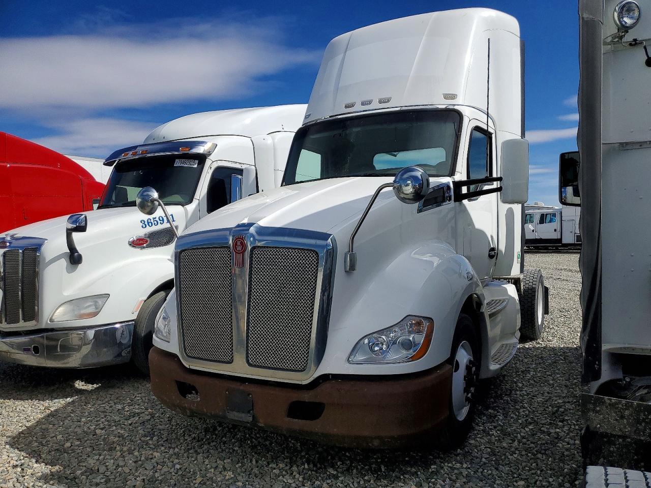 2014 Kenworth T680 Semi Truck