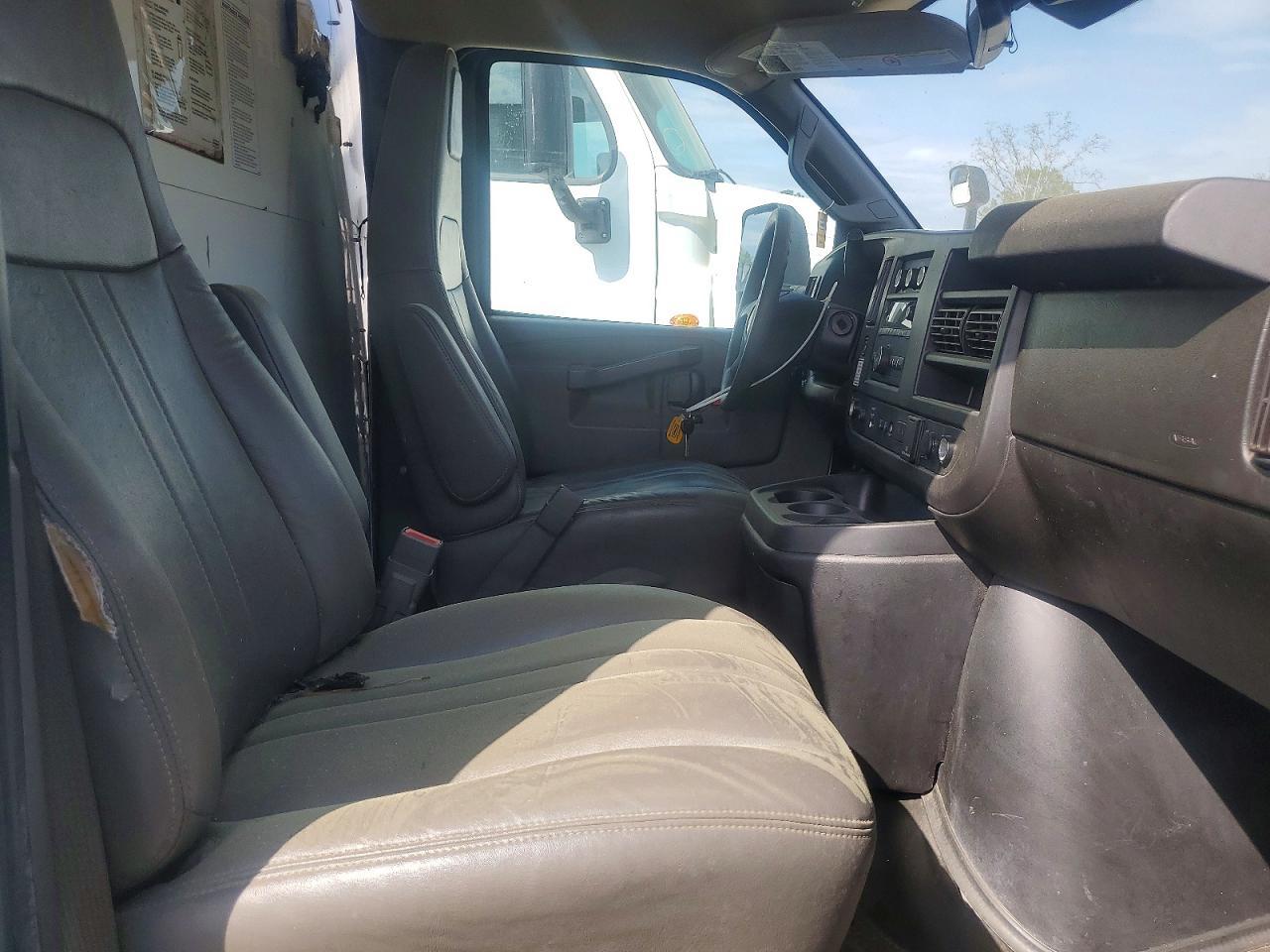 2021 GMC Savana BOX Truck