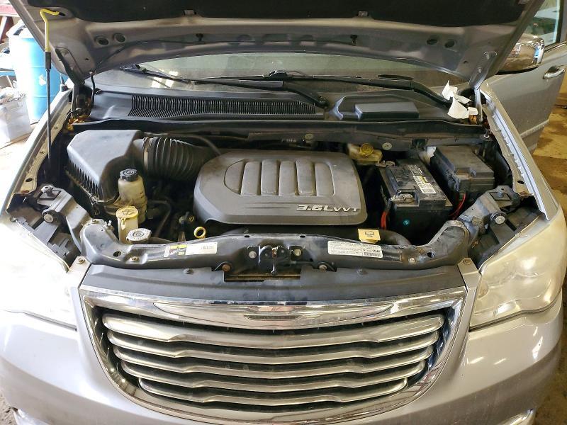 2013 Chrysler Town & Country Touring l