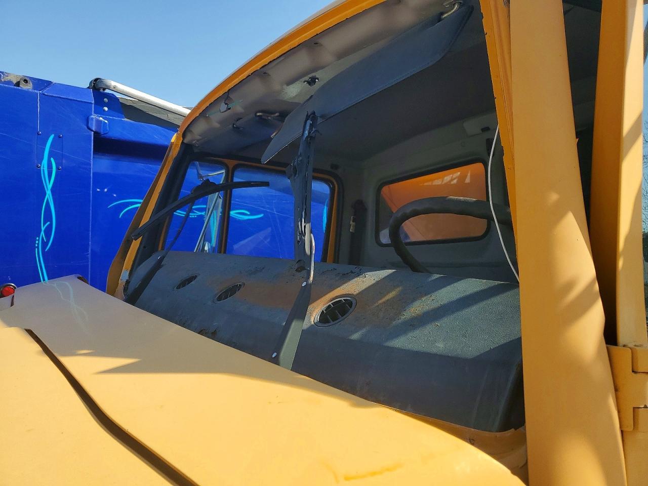 2000 Freightliner Medium Conventional FL70