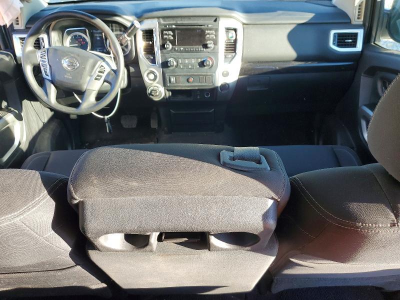 2017 Nissan Titan sv