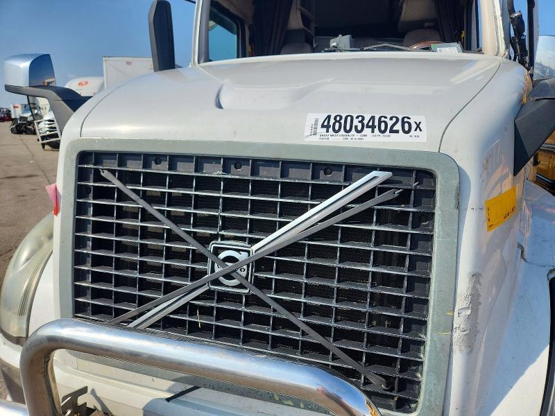 2014 Volv O VNL Semi Truck