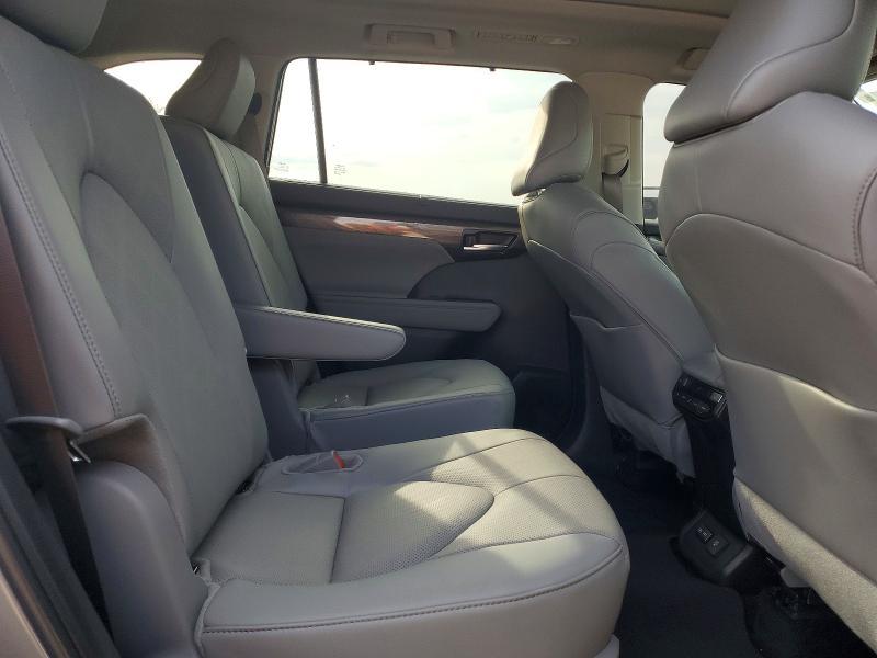 2025 Toyota Highlander Platinum