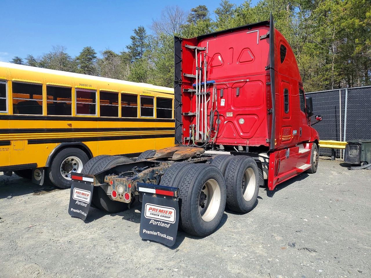 2019 Freightliner Cascadia 126 Semi Truck