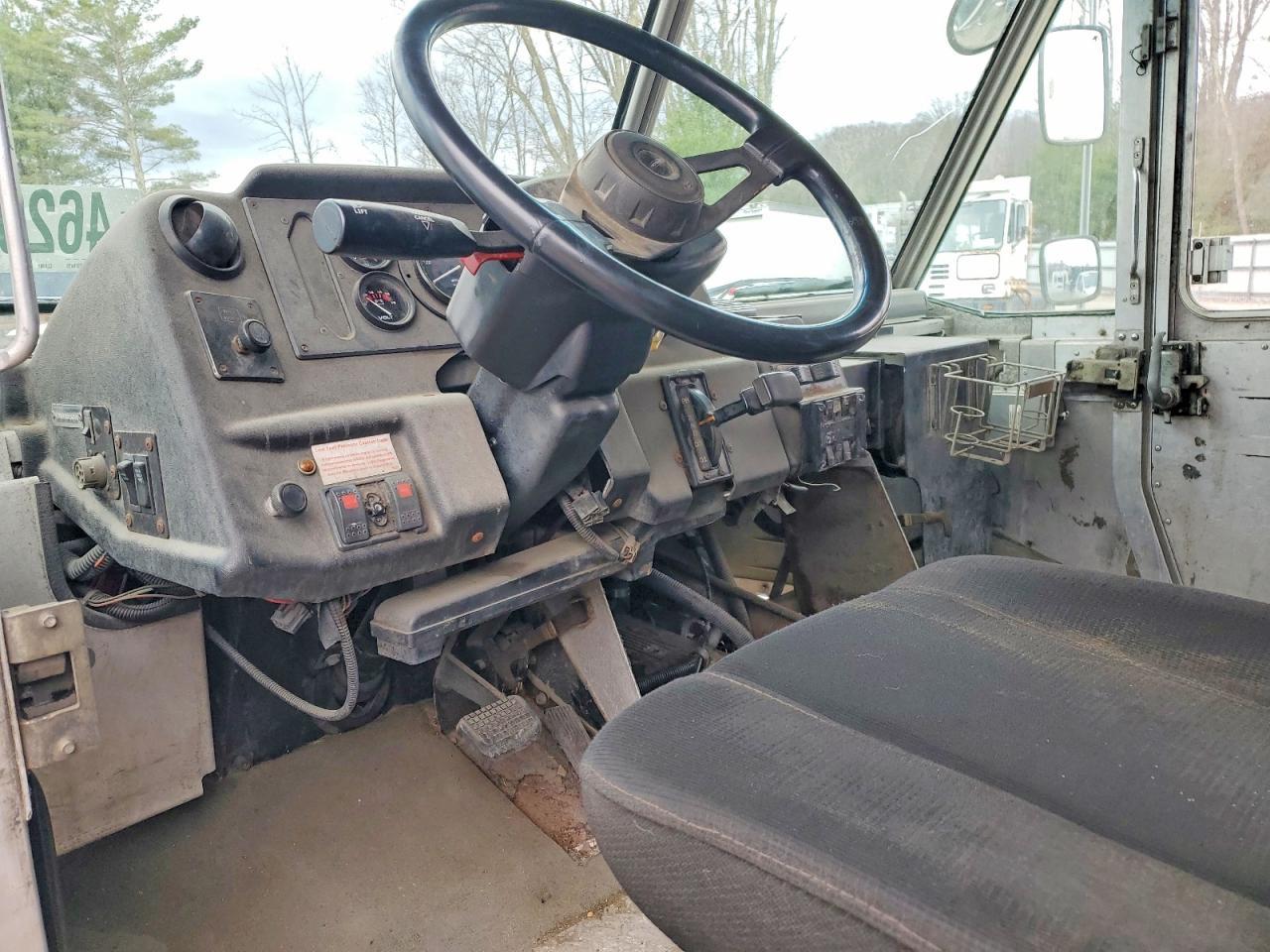 2001 Freightliner MT45 Chassis Delivery Truck