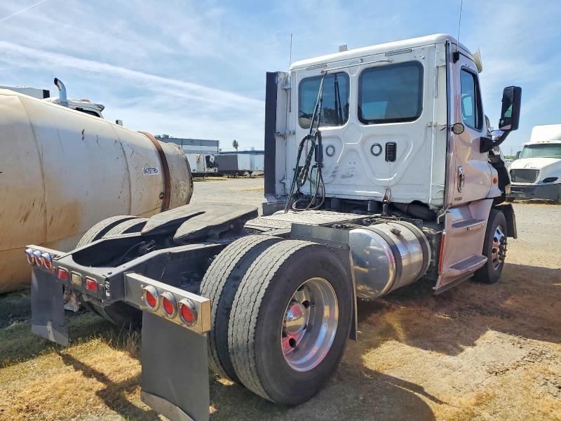 2016 Freigliner 2016 Freightliner Cascadia 113 Semi Truck