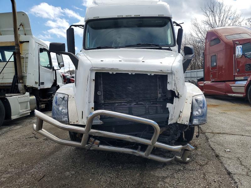 2011 Volv O VNL Semi Truck