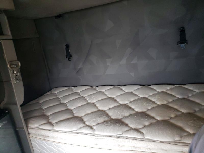 2011 Volvo VNL Semi Truck