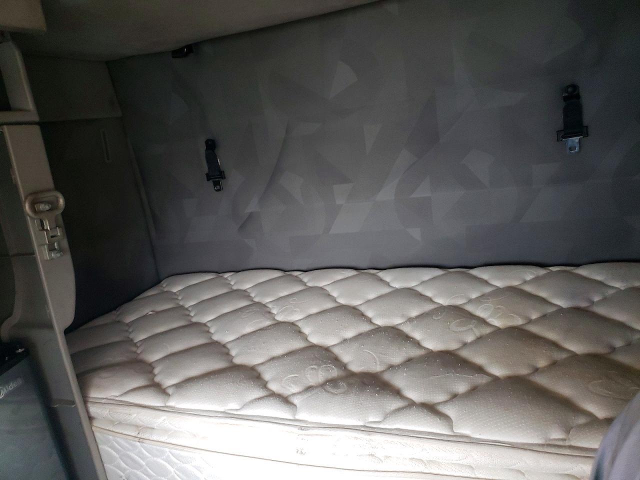 2011 Volvo VNL Semi Truck