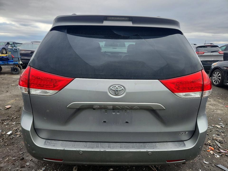 2011 Toyota Sienna xle 8-passenger