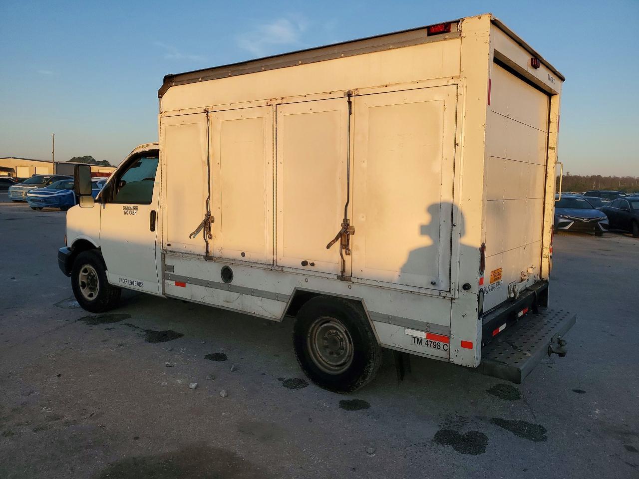 2009 GMC Savana BOX Truck