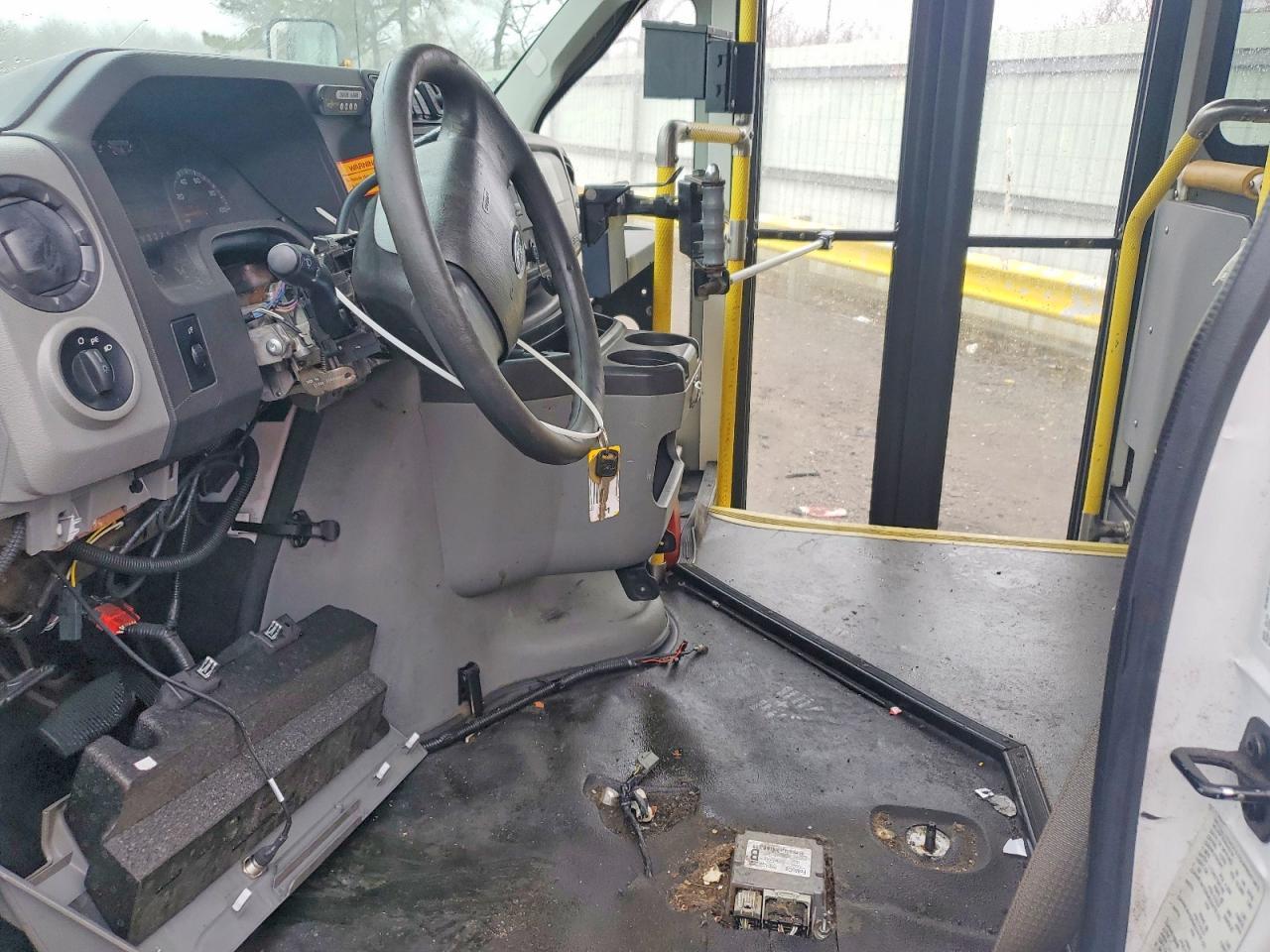 2016 Ford Econoline E350 Super Duty Cutaway Van
