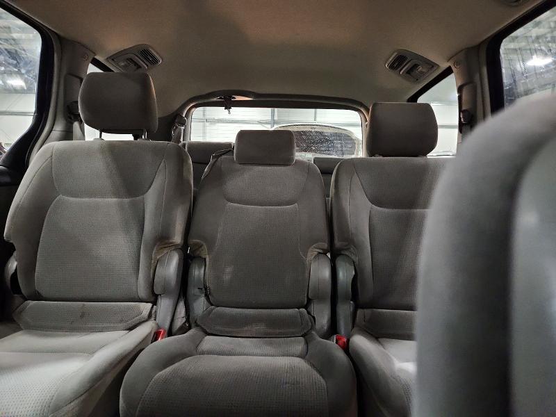 2004 Toyota Sienna le 8 Passenger