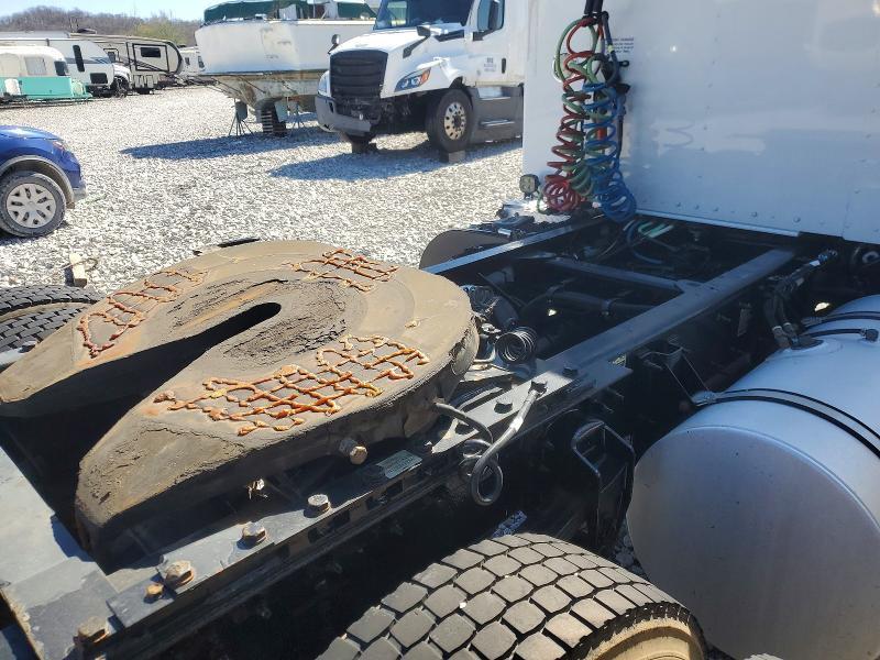 2015 Kenworth T330 Semi Truck