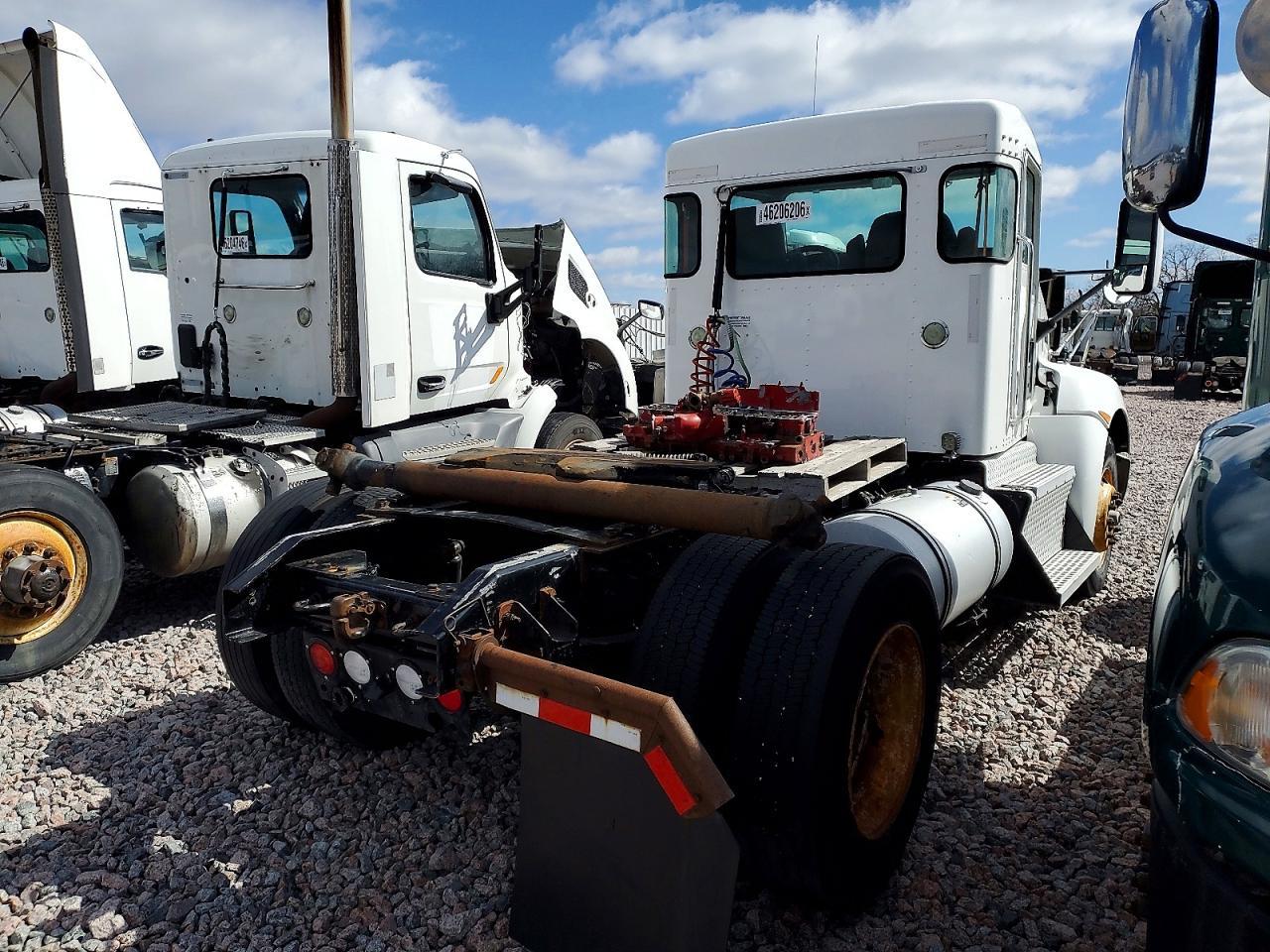 2015 Kenworth T330 Semi Truck