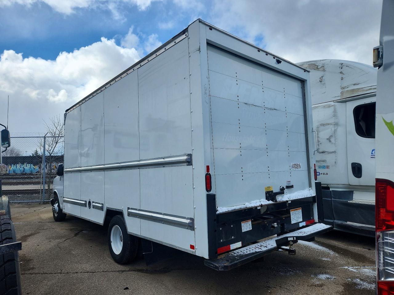 2022 GMC Savana BOX Truck