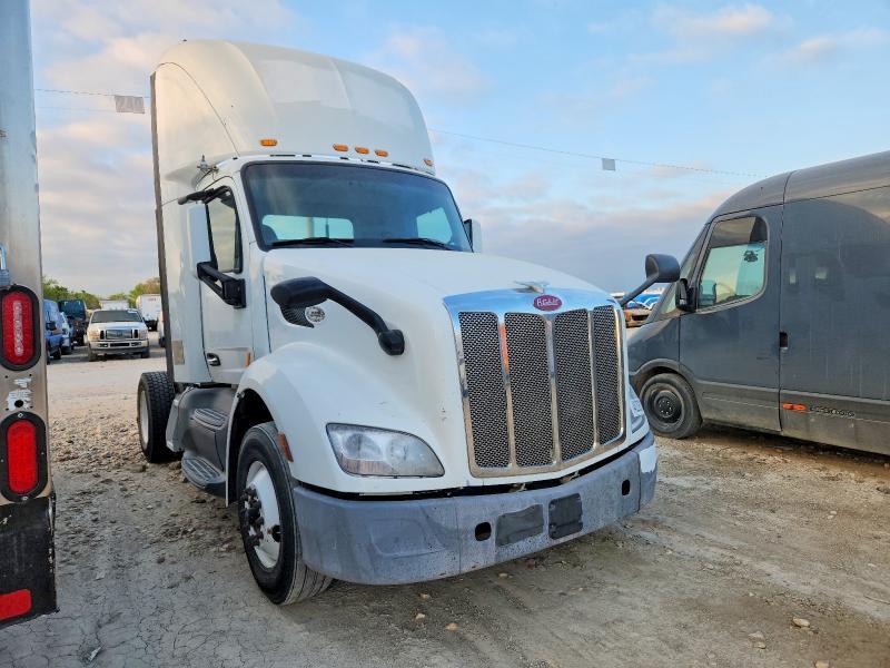 2017 Peterbilt 579 Semi Truck