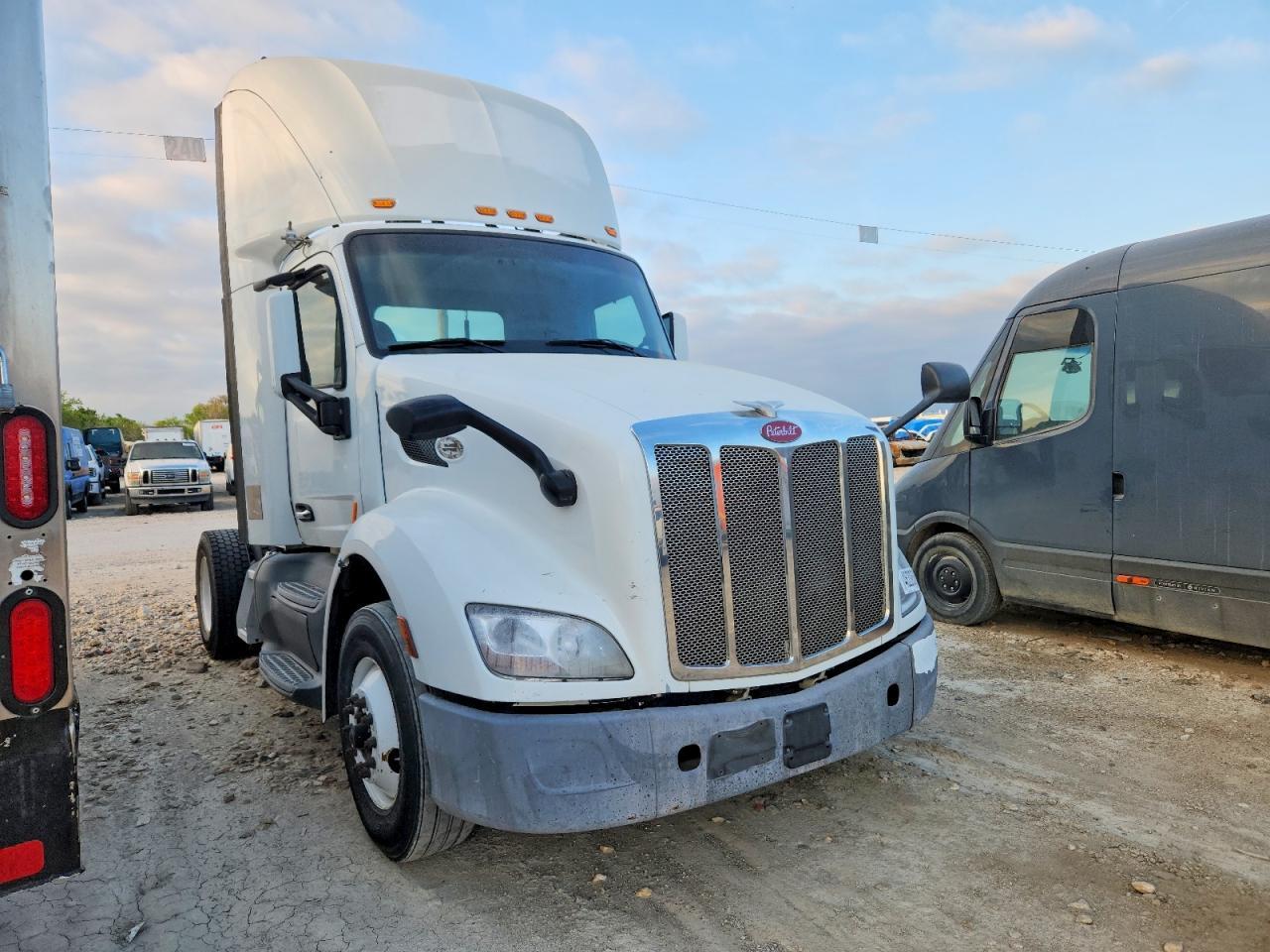 2017 Peterbilt 579 Semi Truck