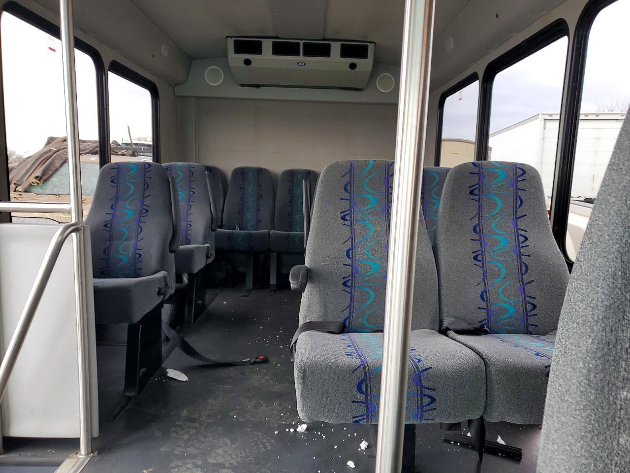 2015 Ford Econoline E350 Super Duty Cutaway Van