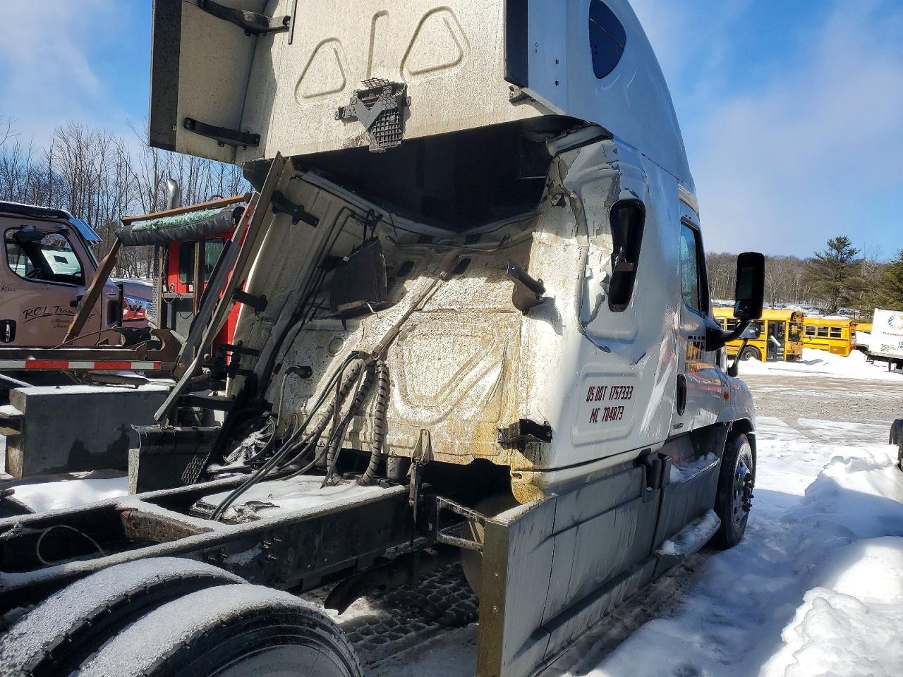 2018 Freigliner 2018 Freightliner Cascadia 126 Semi Truck