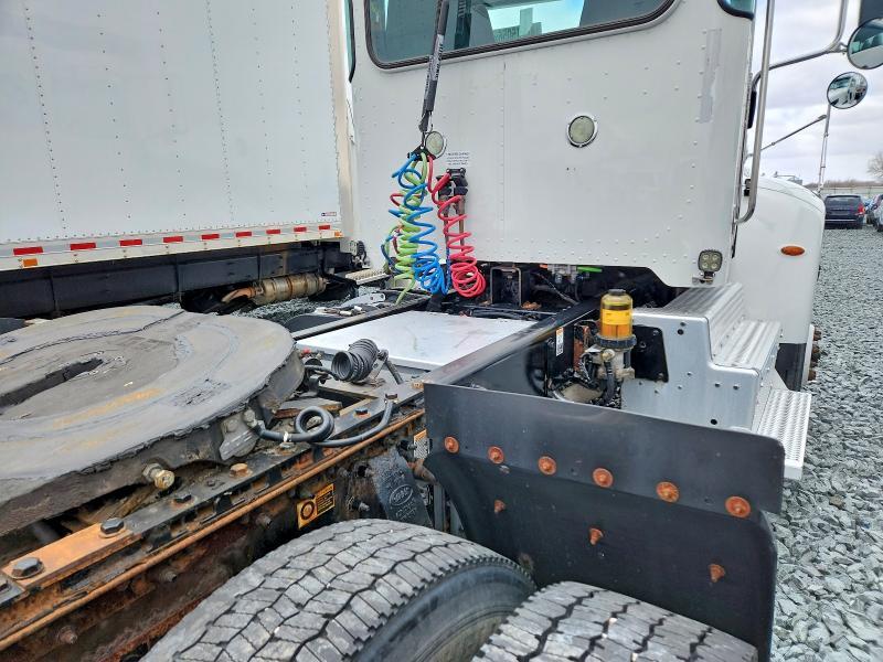 2016 Peterbilt 382 Semi Truck