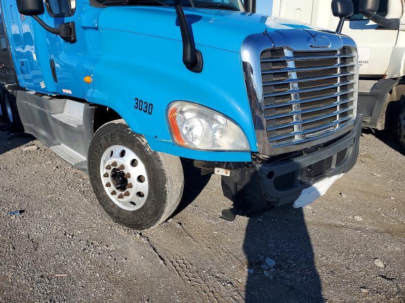 2014 Freightliner Cascadia Semi Truck