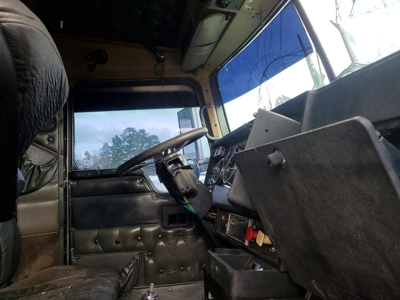 2000 Kenworth W900 Semi Truck