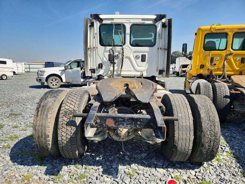 2015 Freightliner Cascadia Semi Truck