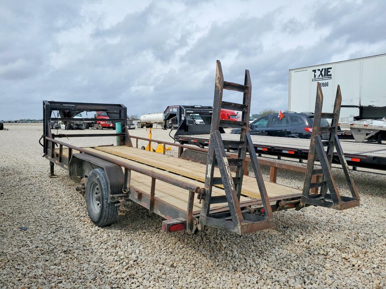 2010 Lamar Trailers Trailer