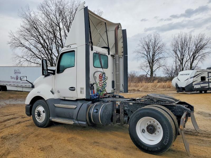 2016 Kenworth T680 Semi Truck