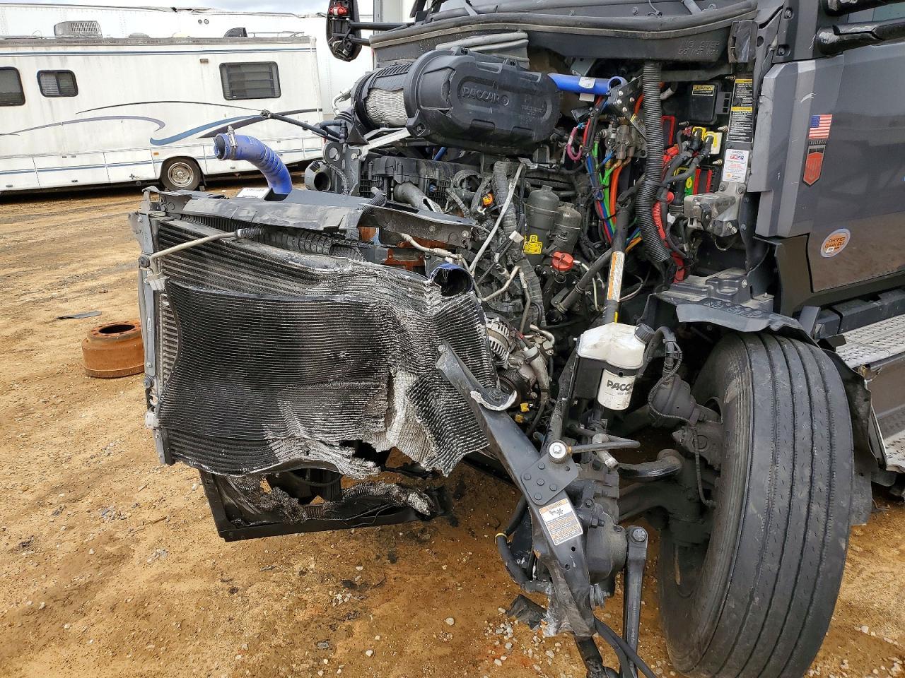 2015 Kenworth T680 Semi Truck