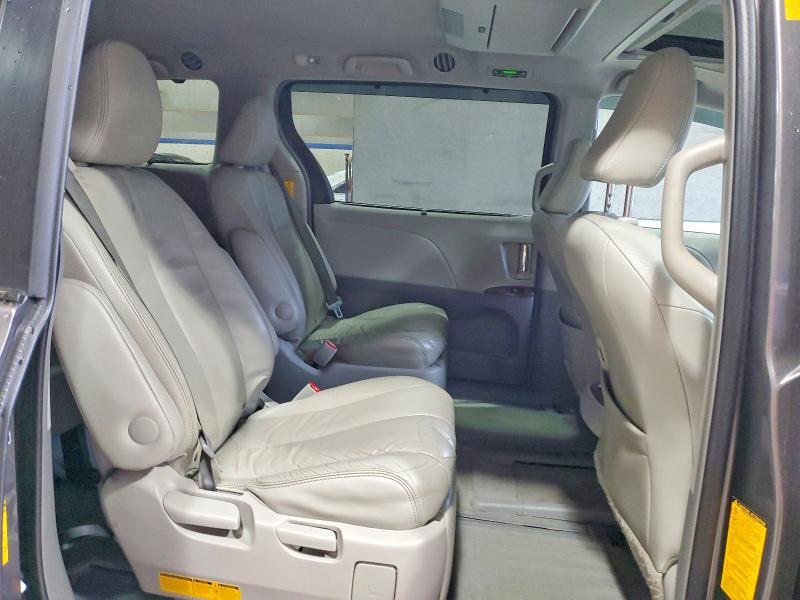 2014 Toyota Sienna xle 7-passenger