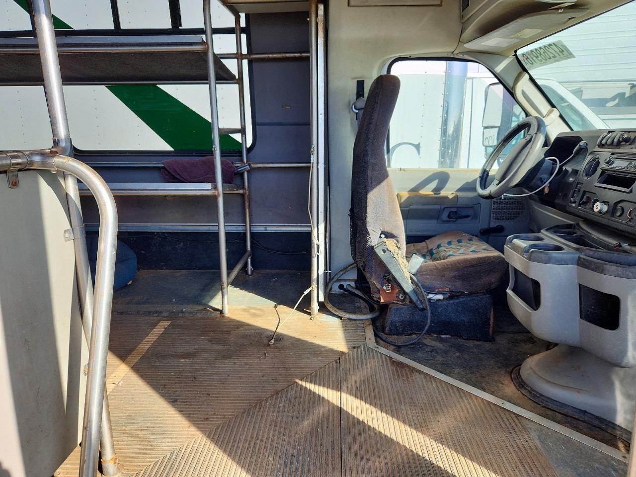 2016 Ford Econoline E450 Super Duty Cutaway Van